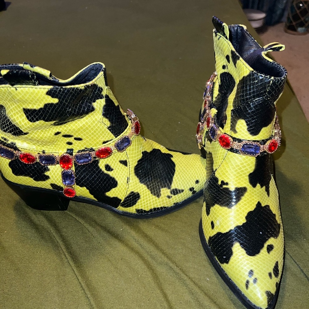 bootie boot with stones